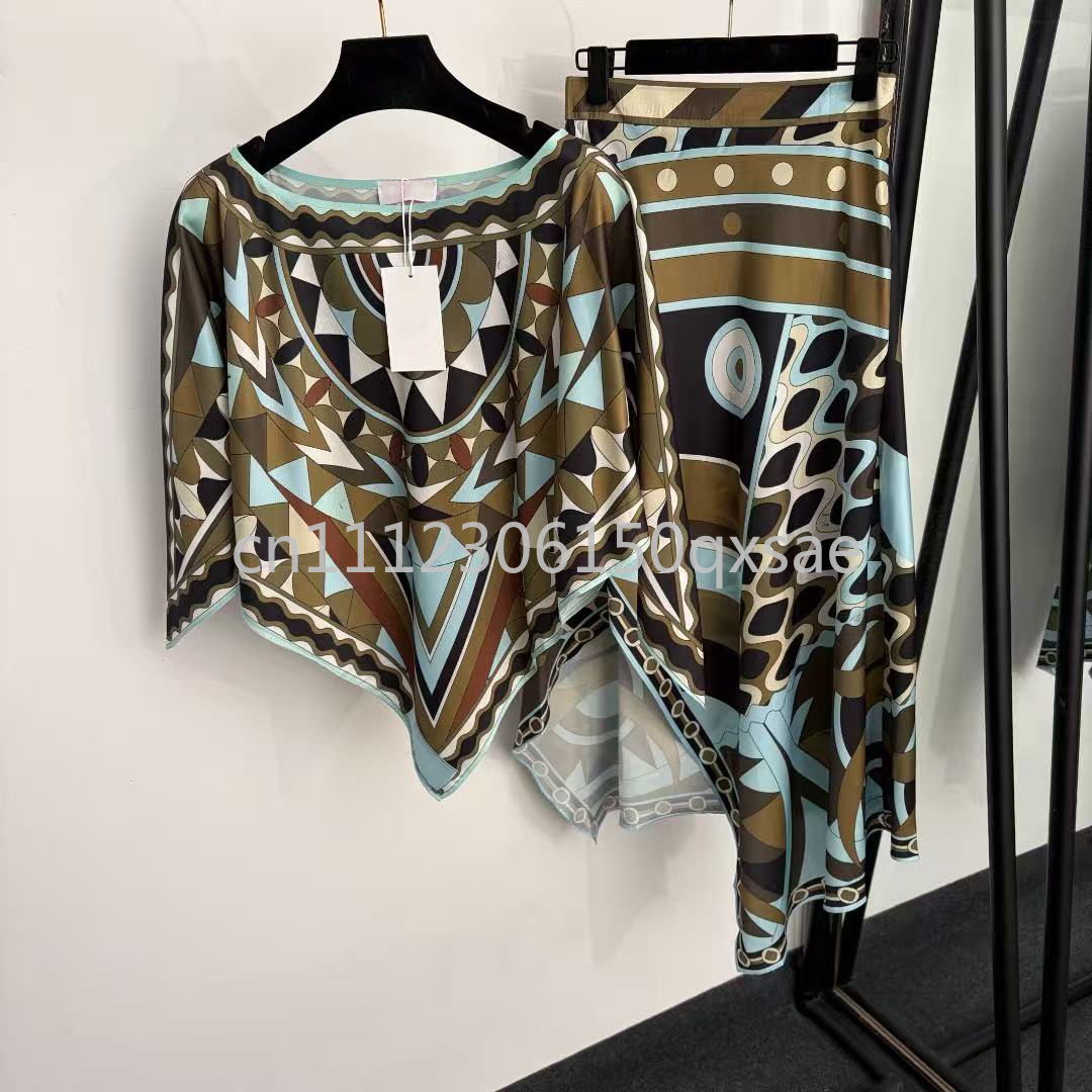 Set di Abiti Neri da Donna dal - Streetwear Brand With A Logo recensione e prezzo